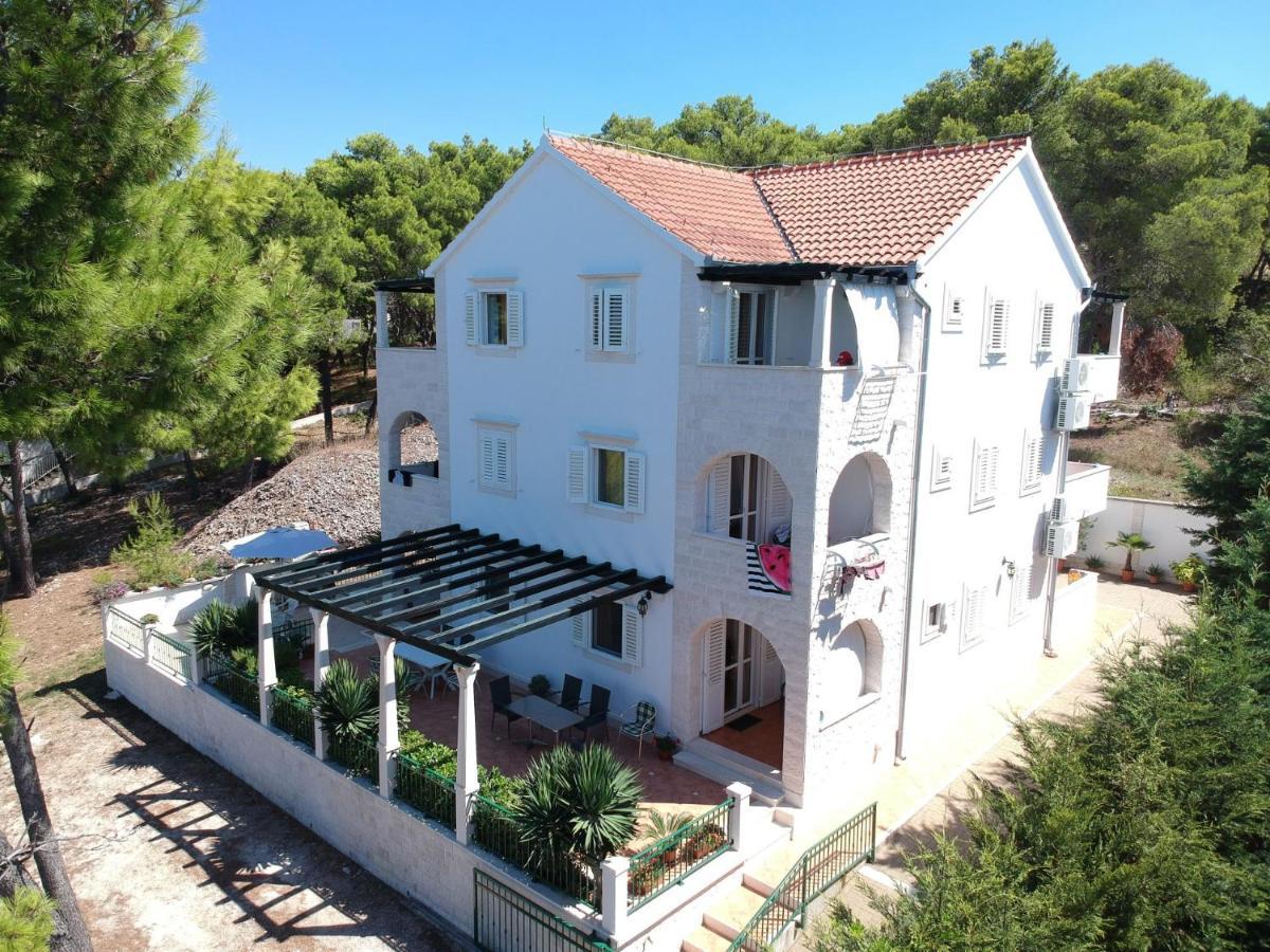 La Riva - Seafront Apartment