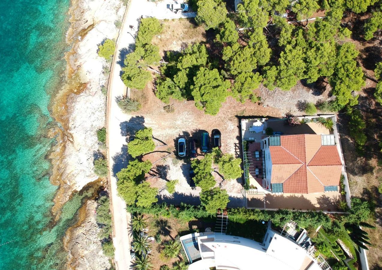 La Riva - Seafront Apartmán *
